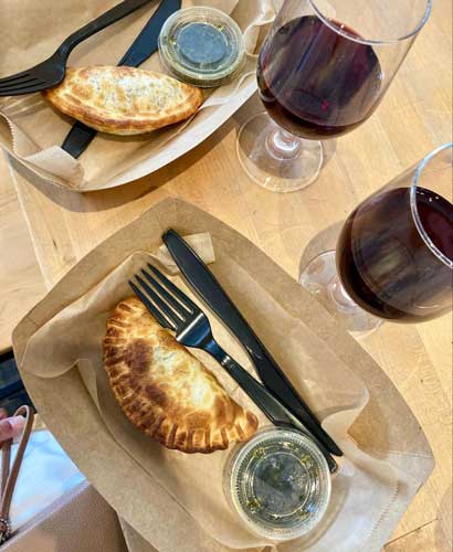 Empanadas y dos copas de vino Malbec en Lazo Empanadas