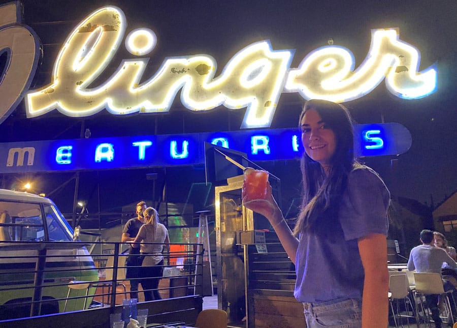 Clara, socia del fundador de Travel Lemming, frente al Linger en Denver