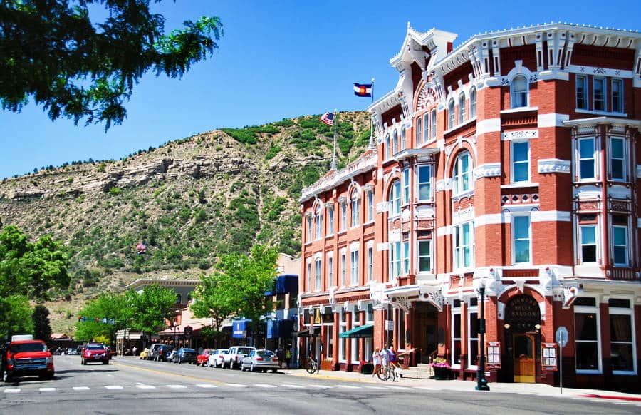 Vista del Strater Hotel y el valle de la montaña desde el otro lado de la avenida principal del centro de Durango, Colorado