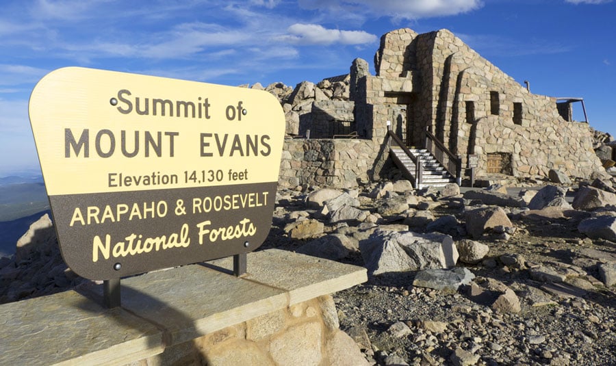 Vista del cartel de Summit y una formación rocosa detrás de él