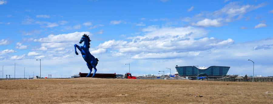 Vista exterior del paisaje del Aeropuerto Internacional de Denver con la famosa escultura del gran mustang azul