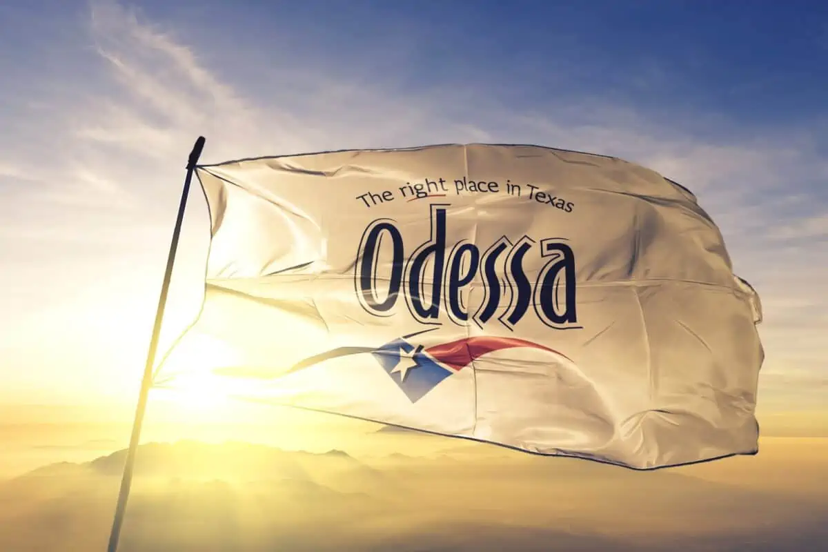 Ondear la bandera de Odessa de Texas de los Estados Unidos: noticias, lugares, comida, recreación y vida de Texas.