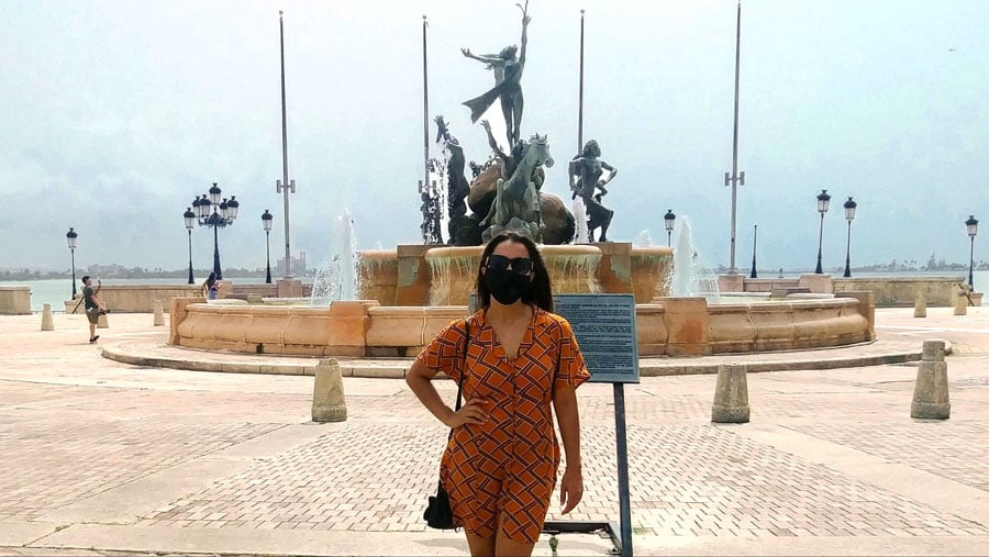 La autora en el Viejo San Juan y una fuente con estatua al fondo