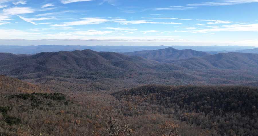 Cielo azul claro sobre la vista a la montaña en Asheville