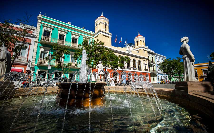 Una fuente frente a la Plaza de Armas en San Juan, Puerto Rico