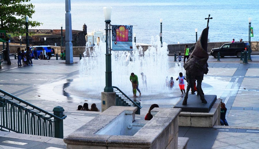 Vista de gente jugando en la fuente de agua en la Plaza del Centenario