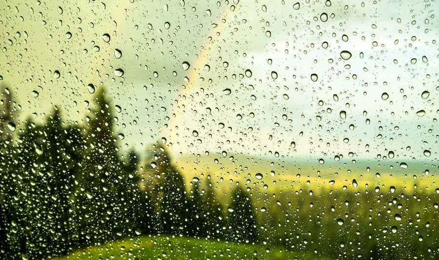 Gotas de lluvia en un coche de ventanilla en Asheville