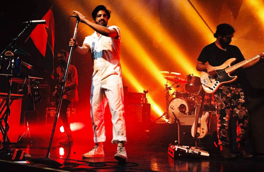 Un hombre actuando con la banda en el escenario del Teatro Rialto en Tucson