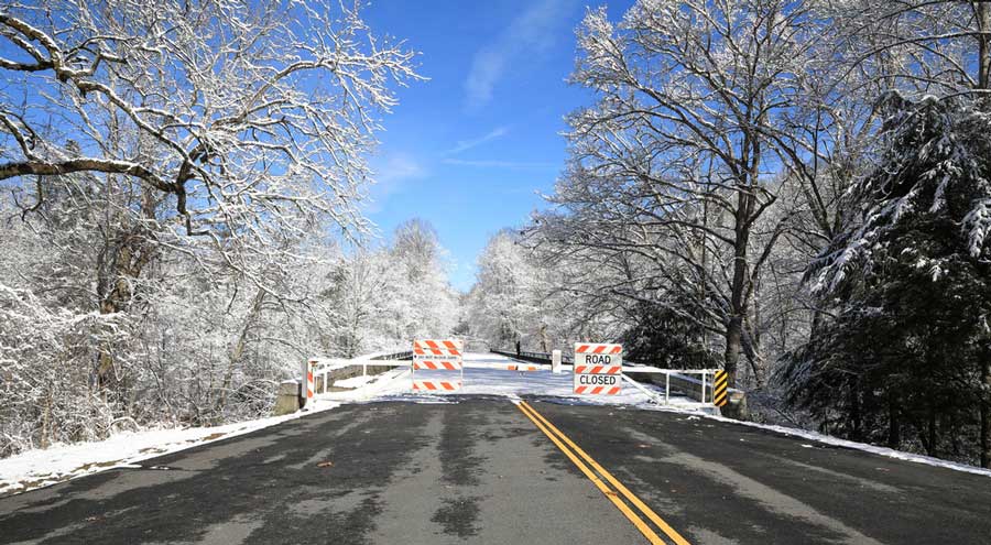 Una señalización de carretera cerrada en una carretera en Asheville durante el invierno