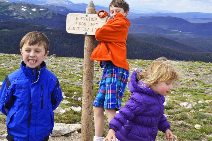 Vista de los hijos del autor desde el Parque Nacional de las Montañas Rocosas