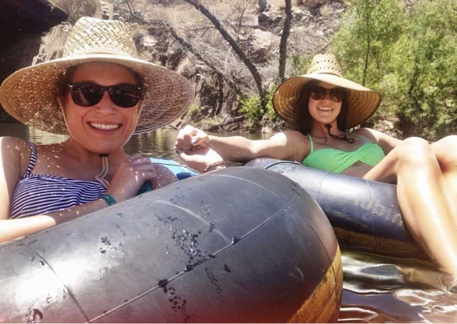 La autora con su amiga haciendo piruetas en Salt River