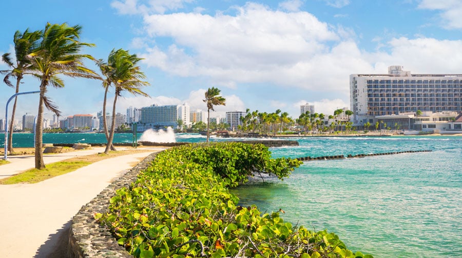 Vista de la playa del Condado en un día soleado