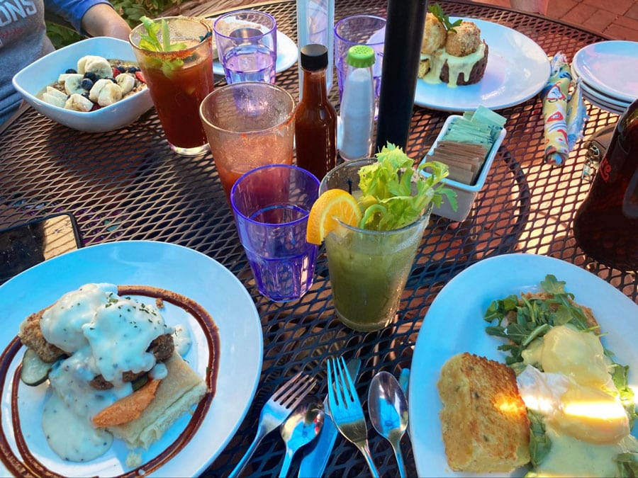 Diferentes tipos de platos y bebidas en Sassafras American Eatery