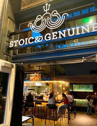 Gente comiendo dentro del Stoic & Genuine