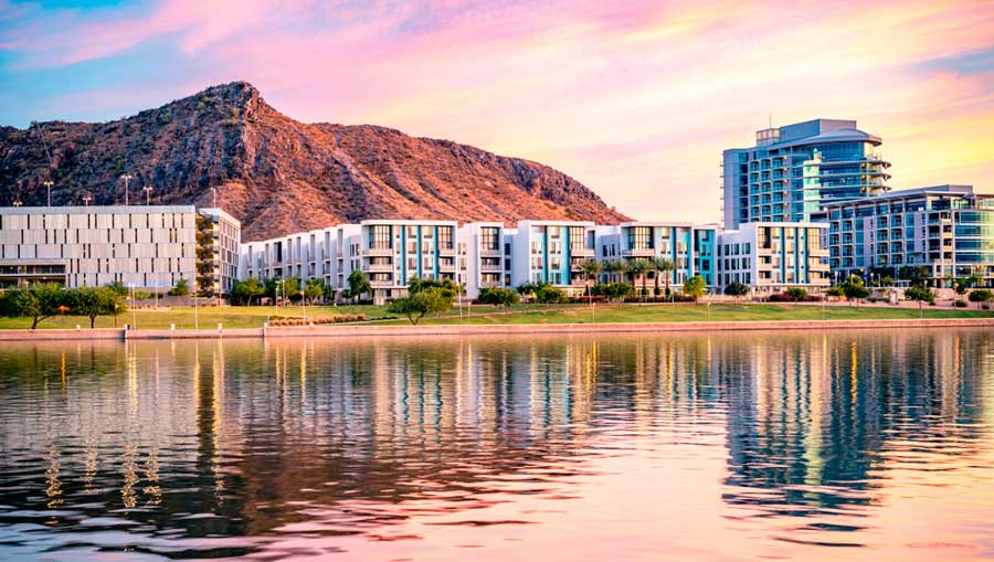 El lago de la ciudad de Tempe bajo el cielo colorido durante la puesta de sol