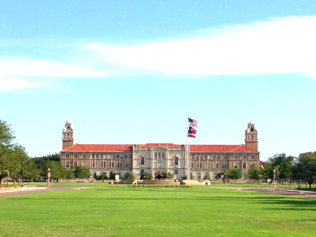 Edificio de administración de la Universidad Tecnológica de Texas desde The Engineering Key.  - Noticias, lugares, comida, recreación y vida de Texas.