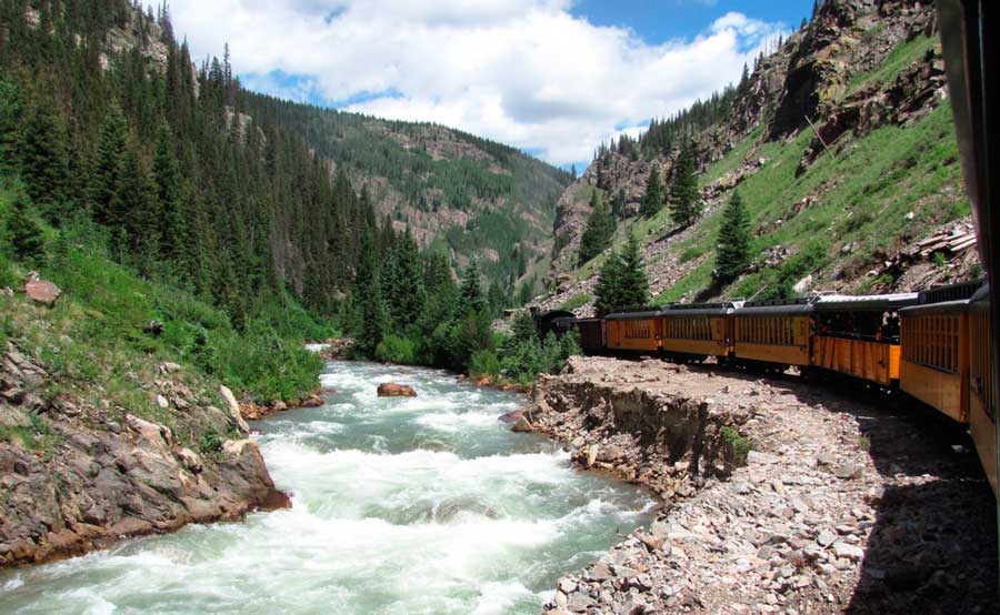 Vista de un río caudaloso en el ferrocarril de vía estrecha de Durango y Silverton