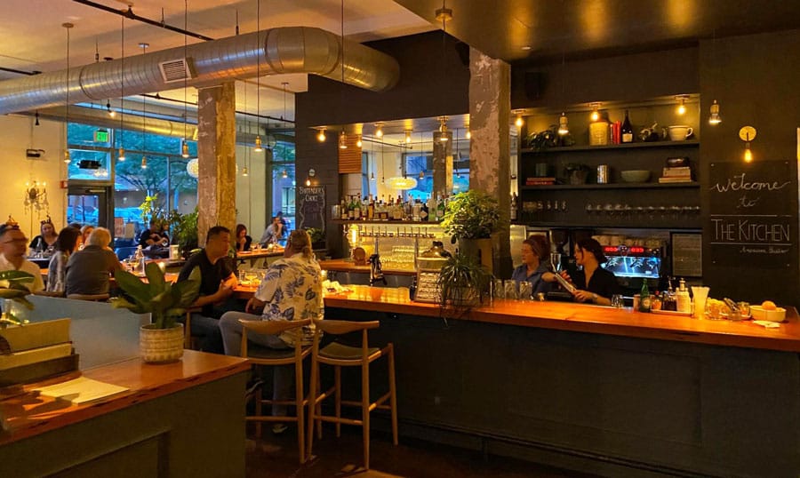 Personas dentro del The Kitchen American Bistro