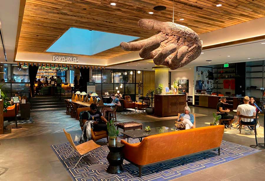 Vista de personas en el vestíbulo del Hotel Maven