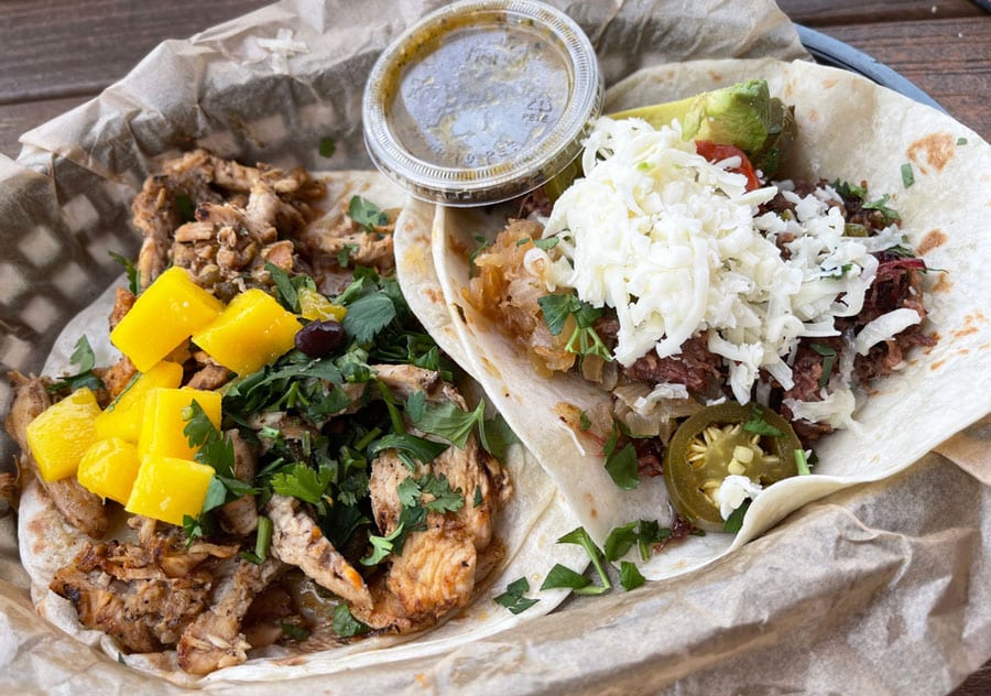 Tacos de pollo con salsa en Torchy's Tacos