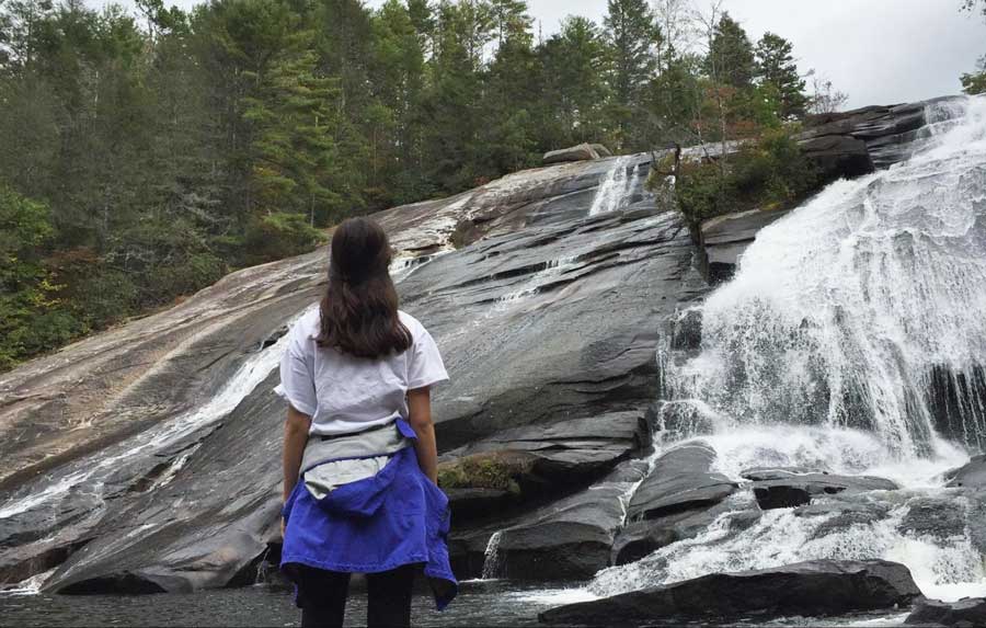 El autor admirando una cascada en Asheville
