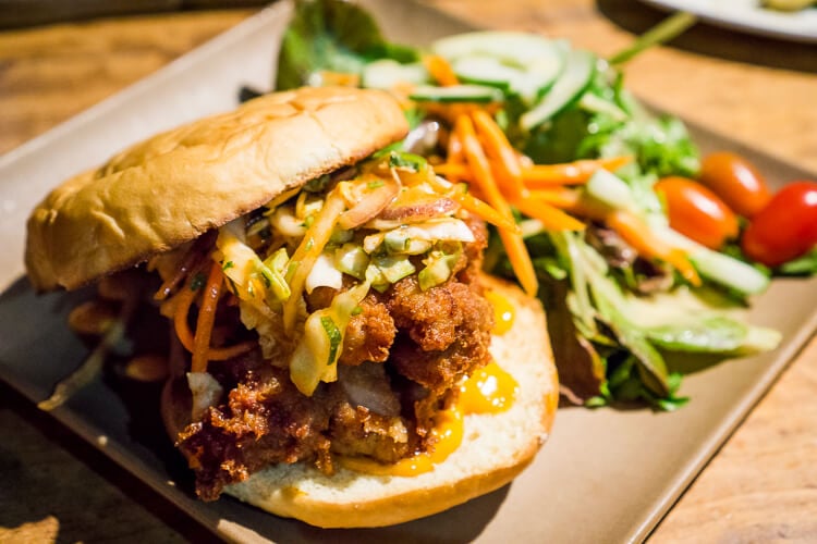 ¿Estás planeando un viaje a Kauai, Hawái?  Estos son los 10 mejores lugares para comer en Kauai, ¡no te los pierdas!